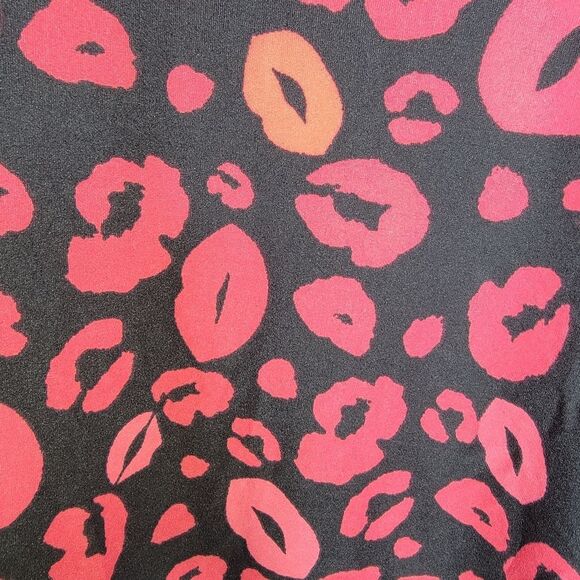 Attitudes by Renee pleat back animal/lips kisses print top size 1XP 1X petite - Picture 6 of 7